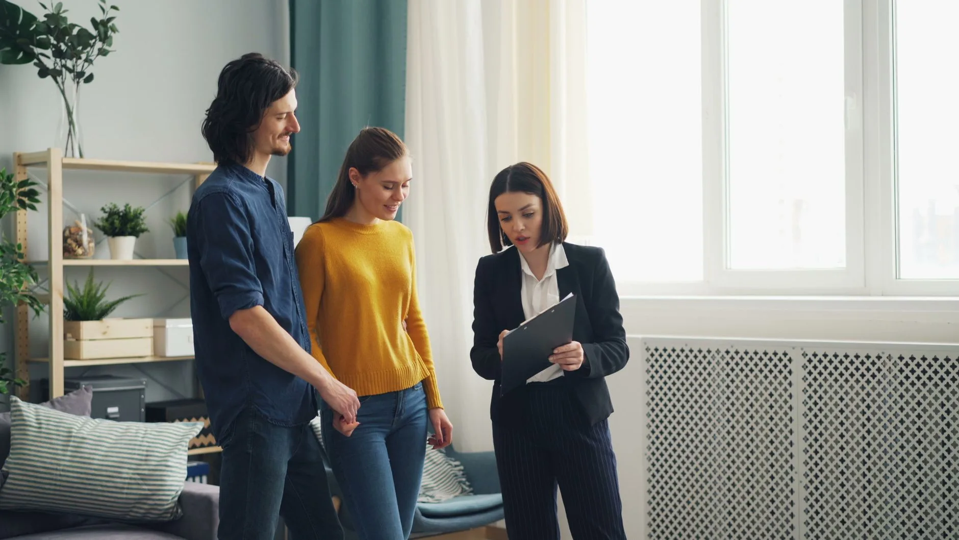 Advisory conversation with couple in the office